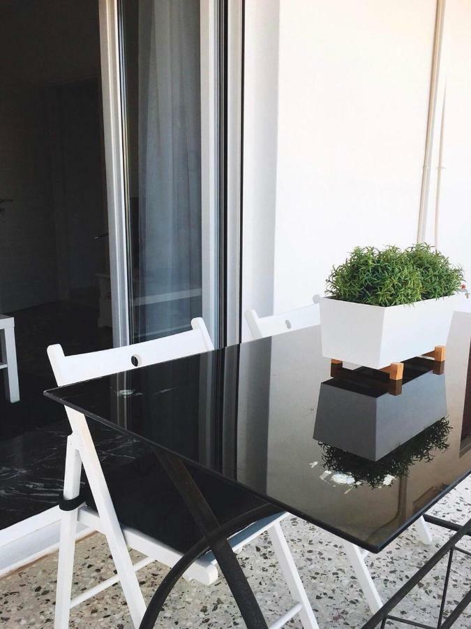 133 Sokratous, Black marble. Aten Exteriör bild